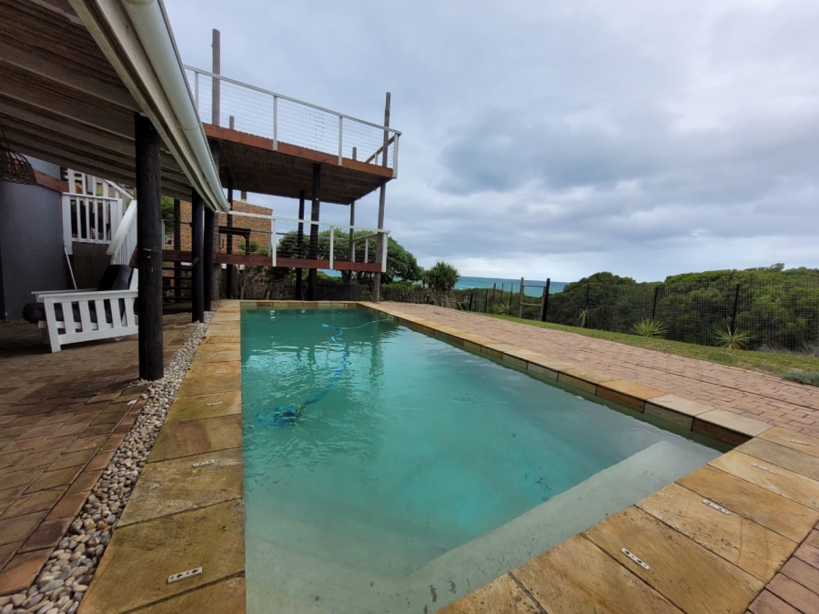 6 Bedroom Property for Sale in Paradise Beach Eastern Cape